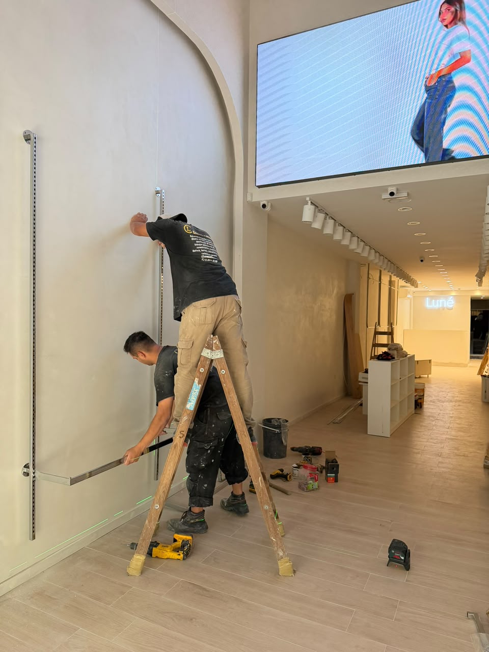 Equipo de Creando Locales instalando un local comercial